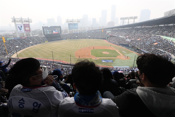 미세먼지도 막을 수 없는 야구 열정 2018 프로야구가 개막한 24일 오후 서울 잠실구장에서 열린 두산 베어스와 삼성 라이온즈의 개막경기를 보기 위해 구름관중이 모여있다.