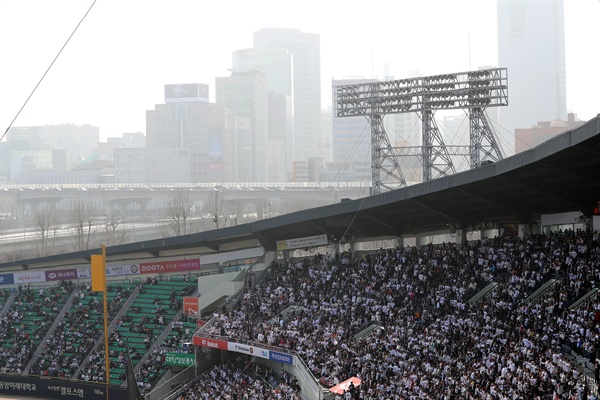 경기장 뒤로는 뿌연 하늘 미세먼지 나쁨을 기록한 25일 오후 서울 잠실야구장에서 열린 2018 KBO 리그 삼성 대 두산 경기. 경기장 뒤로 보이는 하늘이 뿌옇다. 