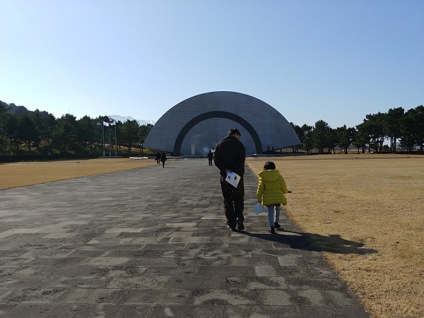 제주4.3평화공원 위령제단으로 향하는 추념광장 길을 한 가족이 걸어가고 있다.

 
