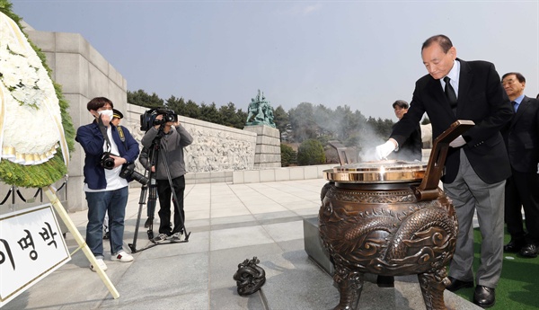 천안함 피격사건 8주기인 26일 대전 유성구 국립대전현충원 천안함 46용사 묘역에서 이명박 전 대통령 측근인 김효재 전 청와대 정무수석이 분향하고 있다. 
