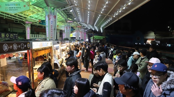 야시장 방문객들이 음식판매 부스 앞에서 차례를 기다리는 모습. 