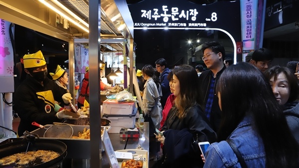  판매부스에는 제주의 식재료를 활용한 상품들도 다수 눈에 띄었다. 기존 동문시장에서 판매하는 식재료 활용을 확대하는 등 기존 상인들과의 상생 방안도 시급한 과제로 대두된다.  