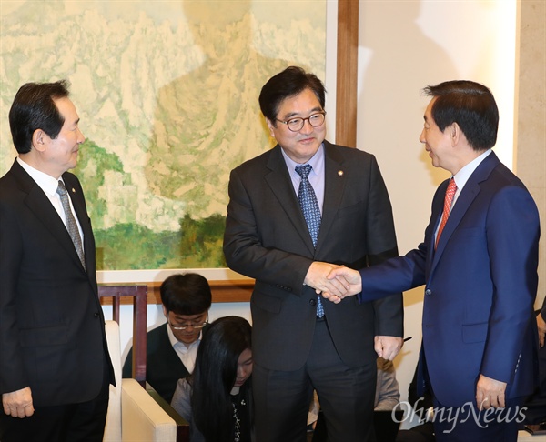 우원식 더불어민주당 원내대표와 김성태 자유한국당 원내대표가 26일 오후 국회에서 열린 국회의장-여야 원내대표 회동에 참석해 인사하고 있다