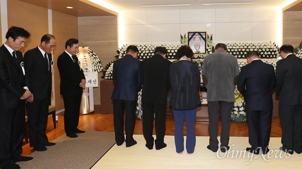 이낙연 총리가 26일 삼성서울병원 장례식장에서 모친상을 치르며 조문객을 맞고 있다. 