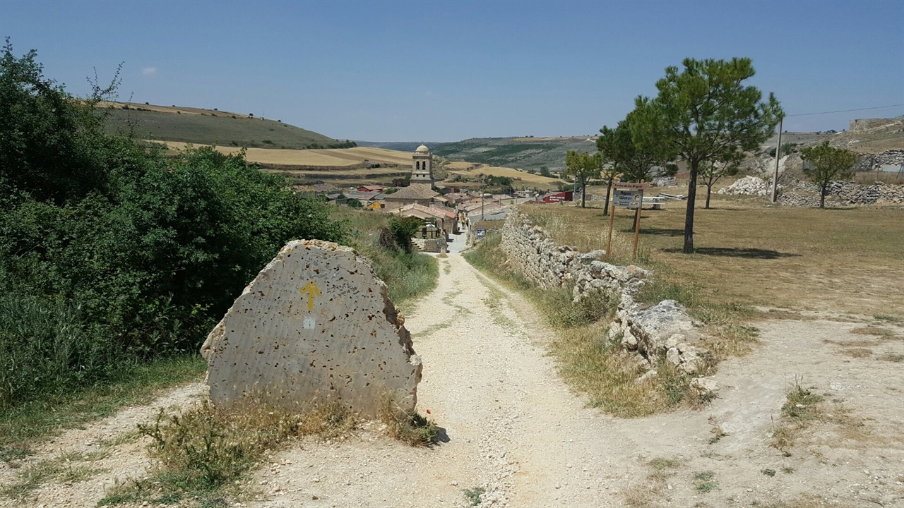 메세타 길 아래로 보이는 온타나스(Hontanas)성당 첨탑과 마을