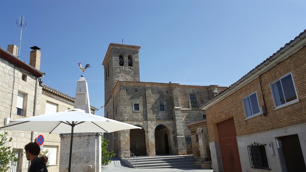 오르니요 델 카미노(Homillos des Camino) 성당 앞 닭 조형물