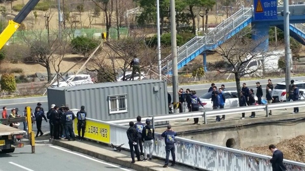  금속노조 한국지엠창원비정규직지회는 26일 창원공장 앞에 컨테이너 농성장을 설치했다. 