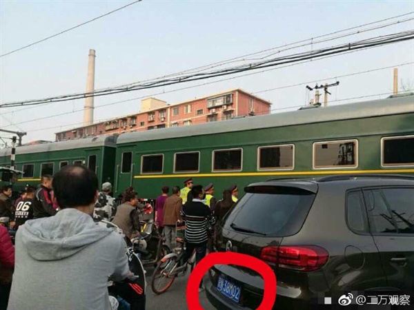26일 중국 베이징에 북한 최고위급 인사가 중국을 방문했다는 설이 도는 가운데 베이징 시내를 달리는 북한 열차의 모습이 베이징 시민들에 의해 여러 차례 목격됐다. 사진은 중국 최대 소셜네트워크서비스인 웨이보에 올라온 북한 열차.