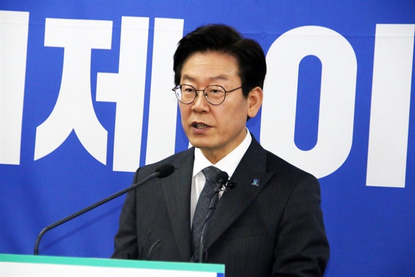 경기도의회 브리핑실에서 출마 기자회견을 하는 이재명 전 성남시장. 