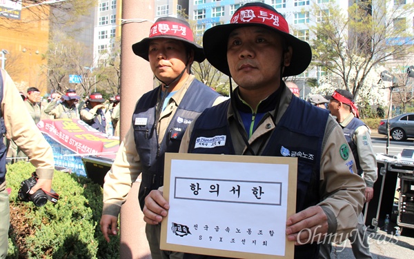  고민철 전국금속노동조합 STX조선지회장이 27일 오후 더불어민주당 경남도당에 항의서한을 전달하기 위해 걸어가고 있다.