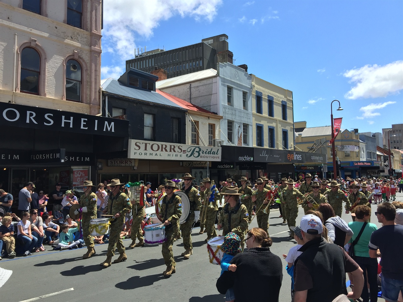  호주 군인들이 시만들의 환호를 받으며 거리행진을 하고 있다