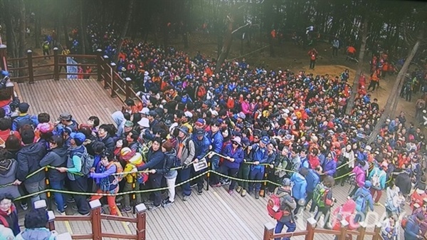 휴일이었던 지난 18일 소금산 출렁다리 방문객은 2만명에 달했다.