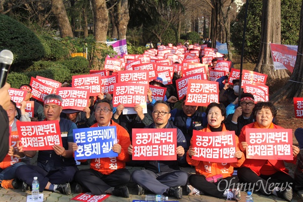  민주노총(경남)일반노동조합은 27일 늦은 오후 경남도청 정문 앞에서 “최저임금 회피 꼼수 저지, 모든 공무직에게 호봉제 적용 쟁취, 2018년 임단투 승리를 위한 결의대회”를 열었다.