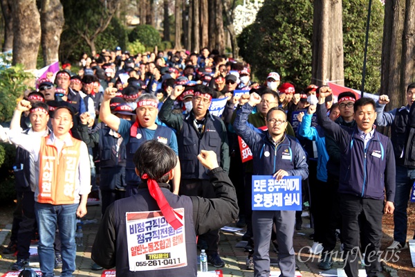 민주노총(경남)일반노동조합은 27일 늦은 오후 경남도청 정문 앞에서 “최저임금 회피 꼼수 저지, 모든 공무직에게 호봉제 적용 쟁취, 2018년 임단투 승리를 위한 결의대회”를 열었다.