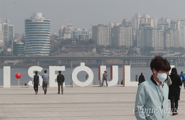 미세먼지 농도가 '나쁨' 수준이던 지난 3월 27일 서울 여의도 한강공원.