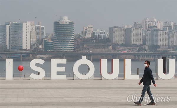 전국 대부분 지역의 미세먼지 농도가 연일 나쁨 수준인 지난달 27일 오전 서울 여의도 한강공원을 찾은 시민이 마스크를 착용하고 산책을 하고 있다.