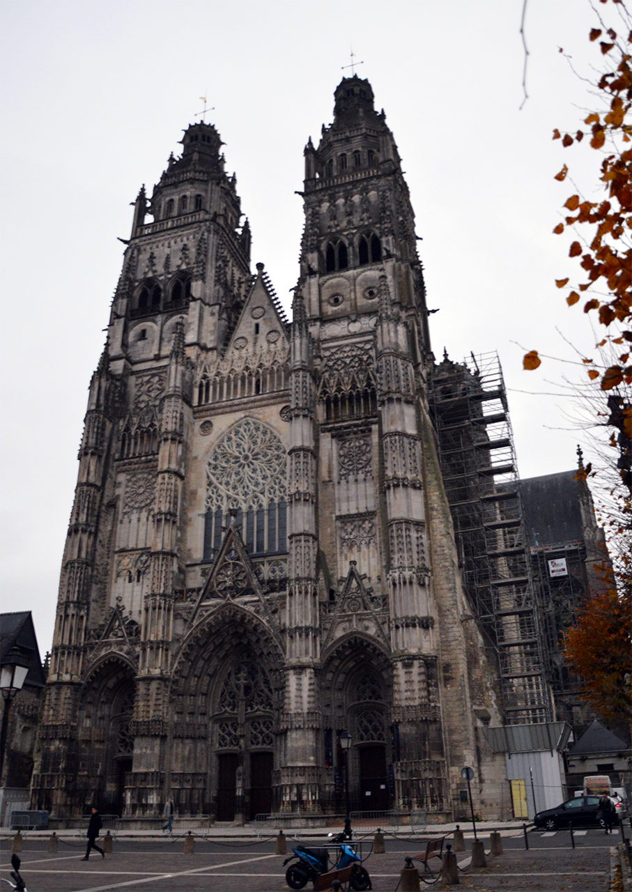 두 개의 첨탑을 가진 웅장한 고딕 양식의 성당이다.