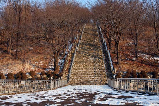 침산 정상을 향해 올라가는 이 계단에는 '폭포 계단'이라는 이름이 붙어 있다. 계단이 끝나는 지점 좌우로 두 개의 작은 연못이 있어서 비가 오는 날이나 눈이 내렸다가 녹는 날이면 계단 좌우로 물이 폭포처럼 흘러내리기 때문이다.
