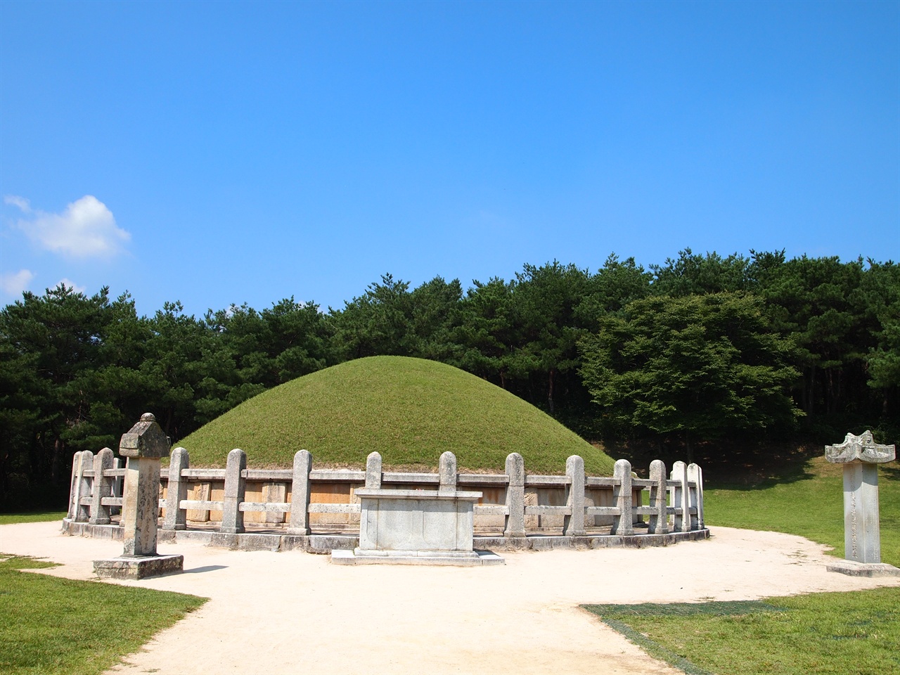 김유신묘, 이병도를 비롯해 고 이근직 교수 등은 김유신 묘를 경덕왕릉이라고 주장한 바 있다.