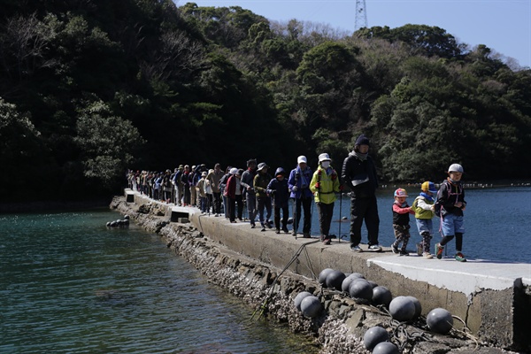 바다 위를 걷는 기분이 드는 '바다의 작은 길'을 걷는 올레꾼들(사진 제공: 제주올레).