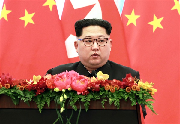 김정은 북한 노동당 위원장이 지난 3월 25일부터 나흘간 시진핑 중국 국가주석의 초청으로 중국을 비공식 방문했다고 조선중앙통신이 3월 28일 보도했다. 사진은 김정은 위원장이 환영 만찬에 참석한 모습.