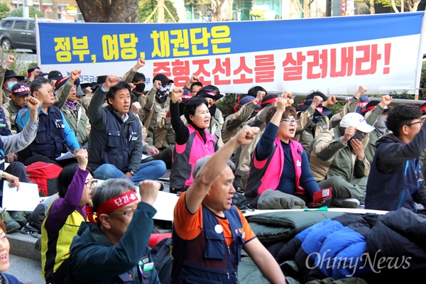  정부가 STX조선해양에 대해 고강도 자구계획을 요구하고, 사측이 대규모 인력 감축을 내놓은 가운데, 전국금속노동조합 STX조선지회는 28일 오후 더불어민주당 경남도당 앞에서 결의대회를 열었다.