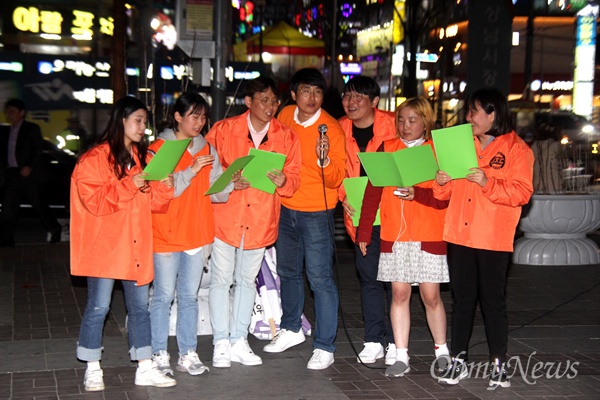 경남진보연합은 28일 저녁 창원 정우상가 앞에서 "반전평화 경남대회"를 열고 상남동 분수광장까지 다양한 구호를 적은 펼침막을 들고 거리행진했다.