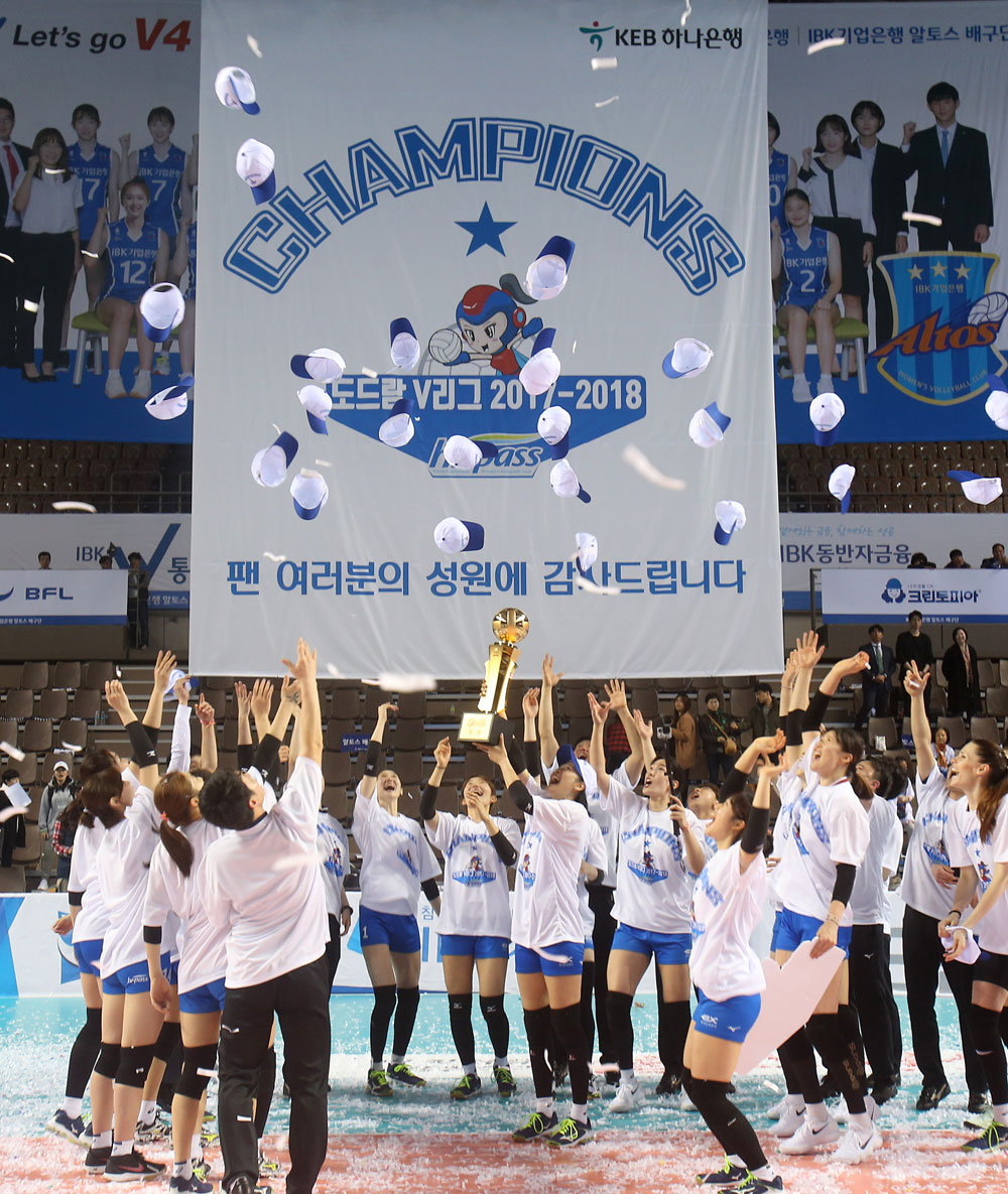  2017~2018시즌 V리그 여자배구는 한국도로공사의 사상 첫 챔피언결정전 우승으로 화려한 막을 내렸다.