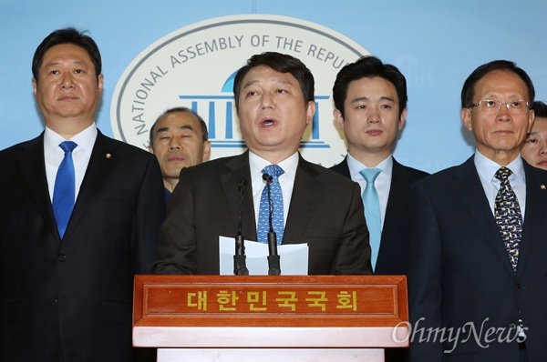 더불어민주당 최재성 전 의원이 29일 오전 국회 정론관에서 기자회견을 열고 6·13 지방선거와 동시에 실시되는 서울 송파을 재선거 출마를 공식 선언하고 있다. 