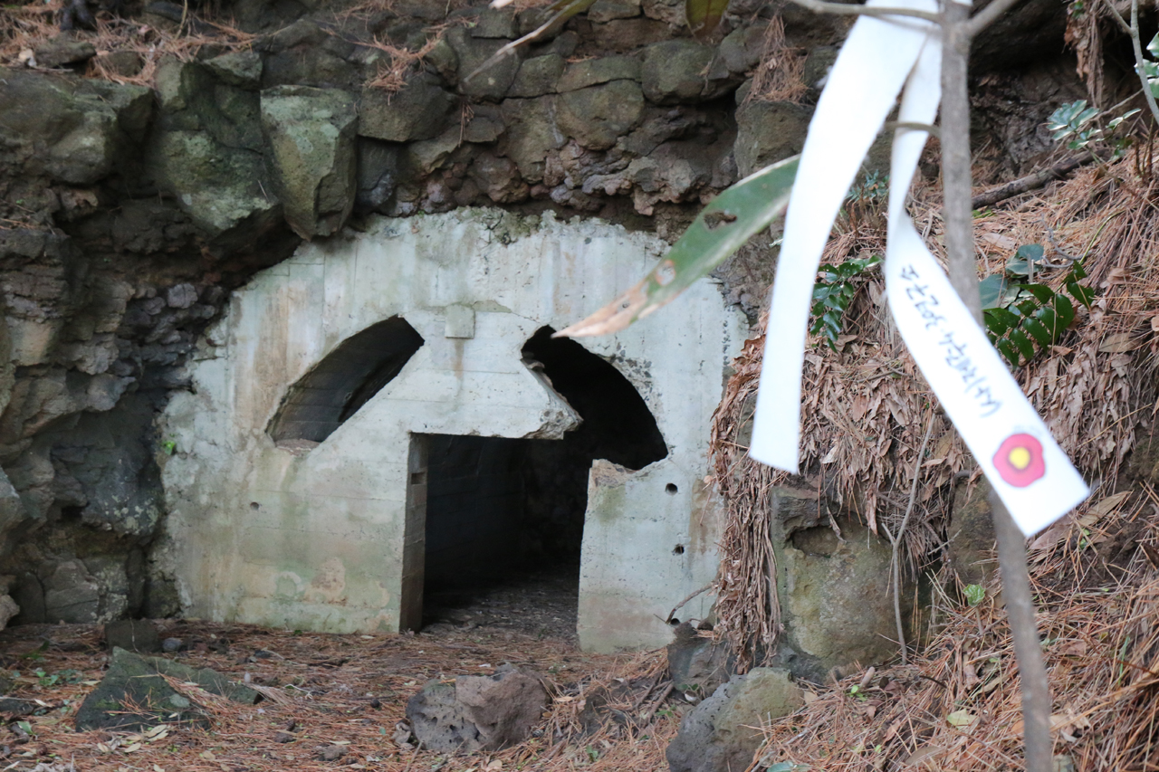 태평양전쟁 말기인 1945년 일제가 자살공격을 감행하기 위해 서모봉 등사면에 조성한 동굴진지다.