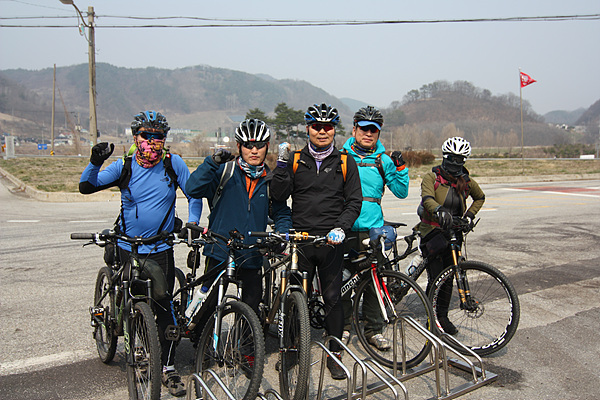 임실에는 섬진강변을 따라 하동에 이르는  자전거길이 조성되어 있다. 서울에서 왔다는 자전거 동호인들 모습