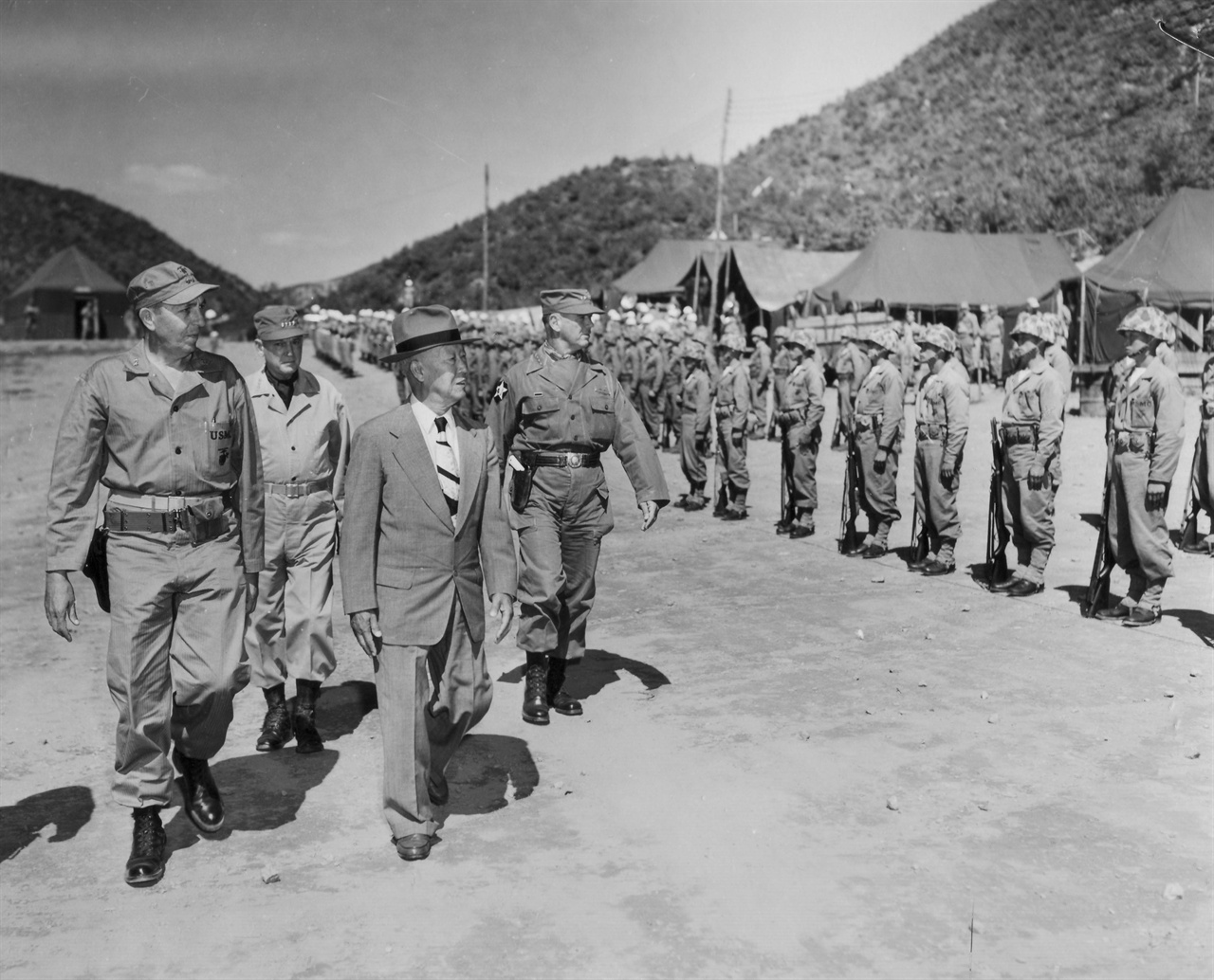 1952. 9. 18. 이승만대통령을 비롯한 유엔군 고위층이 해병부대를 시찰하고 있다(가운데 이승만대통령, 왼쪽 밴프리트 미 8군사령관)