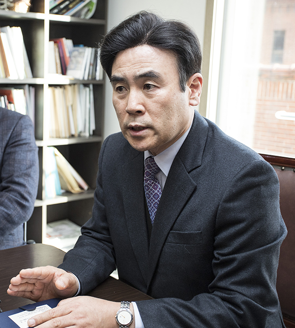 김수원 목사가 지난 2월 재판국 심리 이후 동남노회 비대위와 회의하는 모습 
