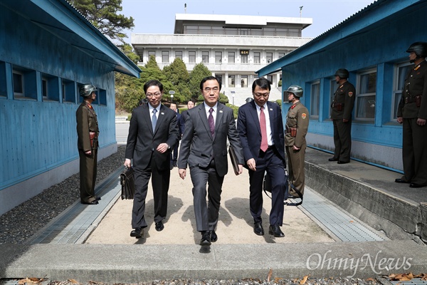 군사분계선 넘는 조명균  조명균 통일부장관과 천해성 통일부차관, 윤영찬 국민소통수석이 29일 오전 판문점 북측 통일각에서 열린 남북 고위급회담을 마친 뒤 군사 분계선을 넘고 있다. 