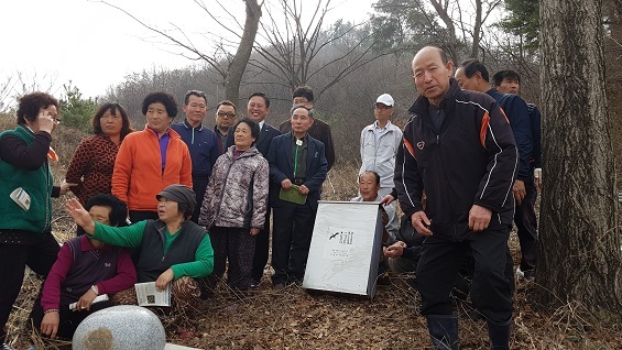 황새 관련 그림이 담긴 타임 캡슐을 묻기 전 주민들이 기념 촬영을 하고 있다. 