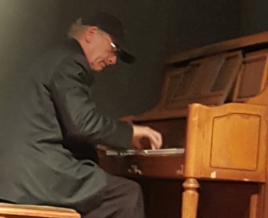 지난 10일 오후 인사동 한 카페에서 그래그 드 래고 씨가 재즈피아노를 연주하고 있다.
