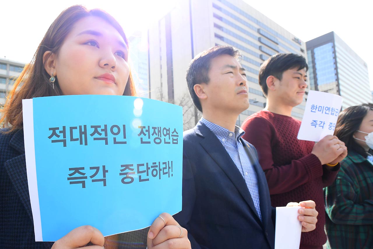 6.15공동선언실천 남축위원회 청년학생본부 관계자들이 30일 오전 서울 종로구 미국대사관 인근에서 ‘한미연합군사훈련 중단 촉구 청년학생 기자회견’을 열고 “한반도 평화를 가로막는 한미연합군사훈련을 즉각 중단하라”고 촉구하고 있다. 2018.03.30