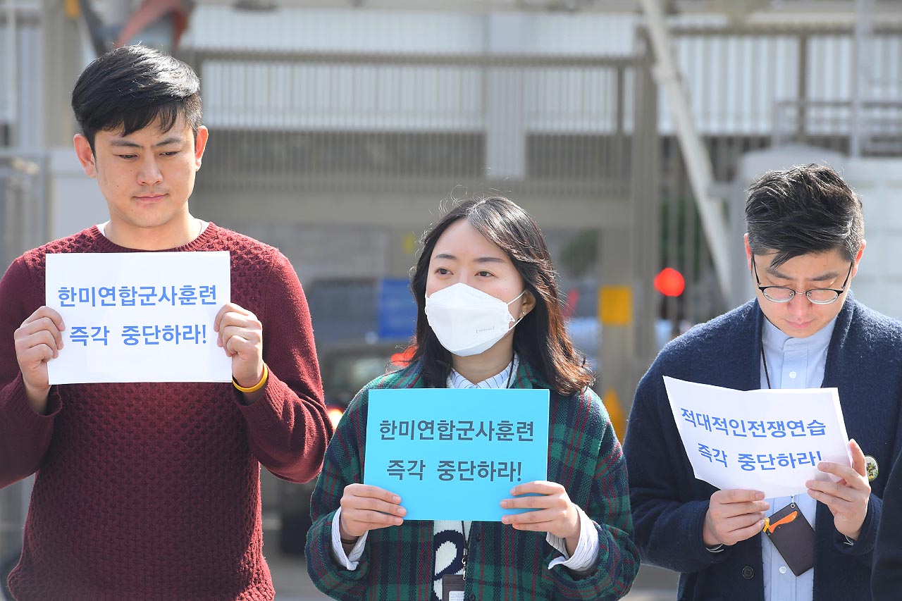  6.15공동선언실천 남축위원회 청년학생본부 관계자들이 30일 오전 서울 종로구 미국대사관 인근에서 ‘한미연합군사훈련 중단 촉구 청년학생 기자회견’을 열고 “한반도 평화를 가로막는 한미연합군사훈련을 즉각 중단하라”고 촉구하고 있다. 2018.03.30