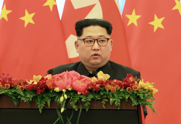 김정은 북한 노동당 위원장이 지난 25일부터 나흘간 시진핑 중국 국가주석의 초청으로 중국을 비공식 방문했다고 조선중앙통신이 28일 보도했다. 사진은 김정은 위원장이 환영 만찬에 참석한 모습.  