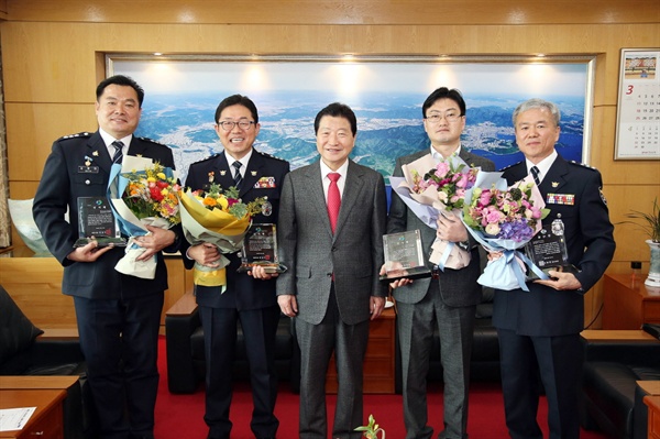 30일 안상수 창원시장은 주남저수지에 빠진 차량에서 사람을 구조한 시민과 경찰관들한테 감사패를 수여했다.