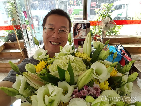 신영근 시민기자는 오마이뉴스 10만인클럽 나눔 쇼핑 '오십쇼'의 4번째 가족이 됐다. 그는 10만인클럽 회원들이 꽃을 주문하면, "10% 할인해 드립니다"고 했다. 