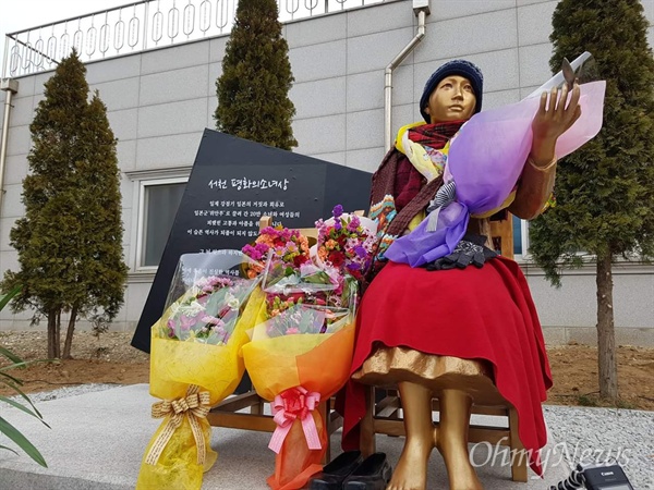 신영근 시민기자는 서천 평화의 소녀상 제막식을 취재하러 가는 길, 자신이 직접 만든 꽃다발을 들고 갔다. 그는 "꽃도 나라도 똑바로 서야"한다고 말했다.