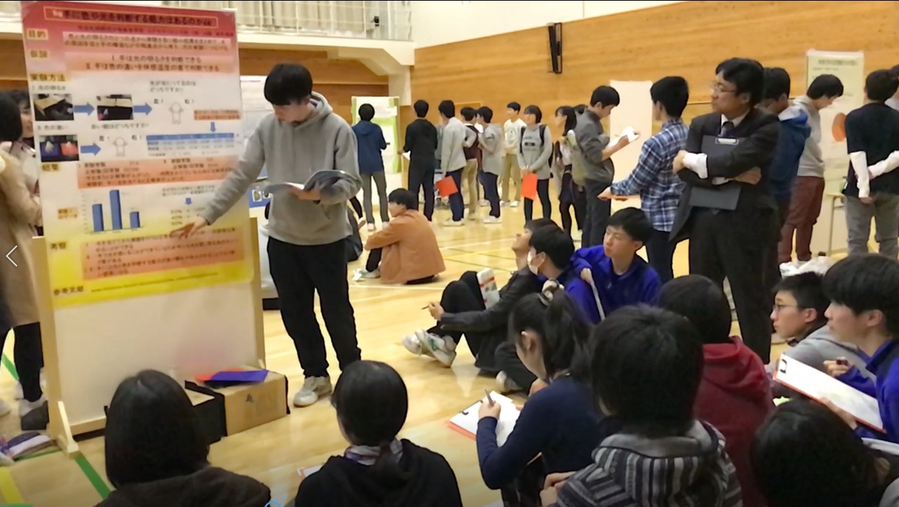 과학 소논문 발표 일본 삿포로 가이세이중등교육학교 학생들이 과학 소논문을 작성하여 발표하는 장면.