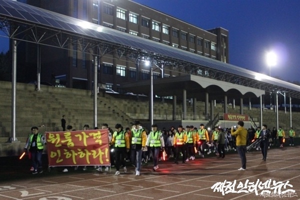 제천 세명대학교 총학생회가 학교 주변 원룸 가격이 지나치게 비싸다며 29일 반딧불 시위를 벌이고 있다.