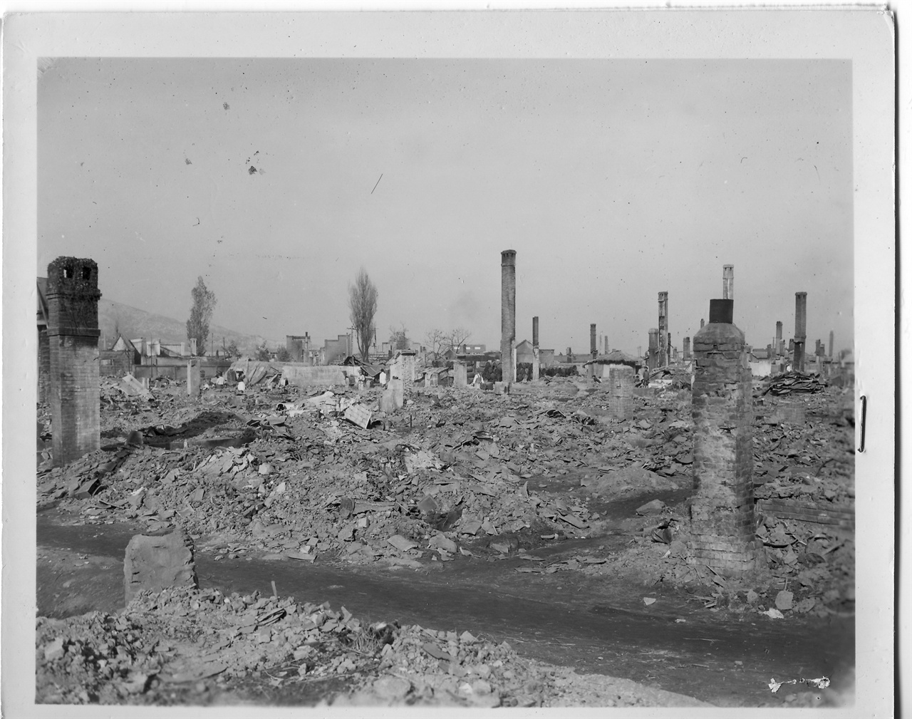 1950. 11. 20 원산, 전란으로 도시 전체가 파괴되고 건물 기둥과 굴뚝 일부만 남아 있다.