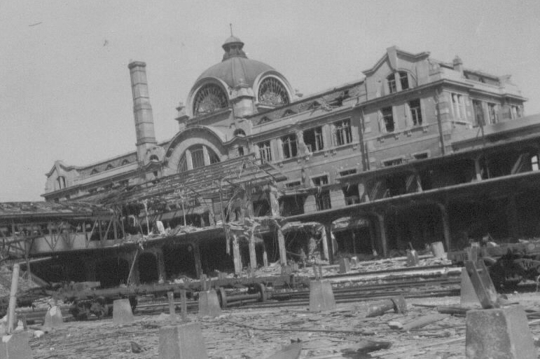 1950. 10. 1. 전란으로 파괴된 서울역 플랫폼.