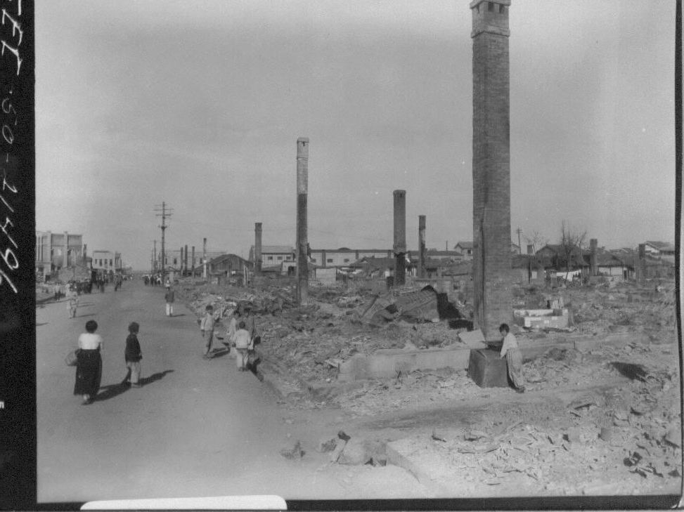 1950. 11. 4. 전란으로 공장은 파괴되고 굴뚝만 남았다.