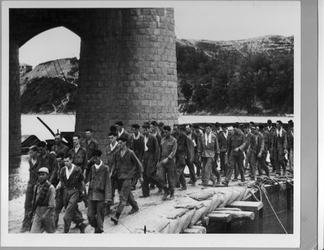 1950. 유엔군 포로들이 한강 부교를 건너 북으로 연행되고 있다.
