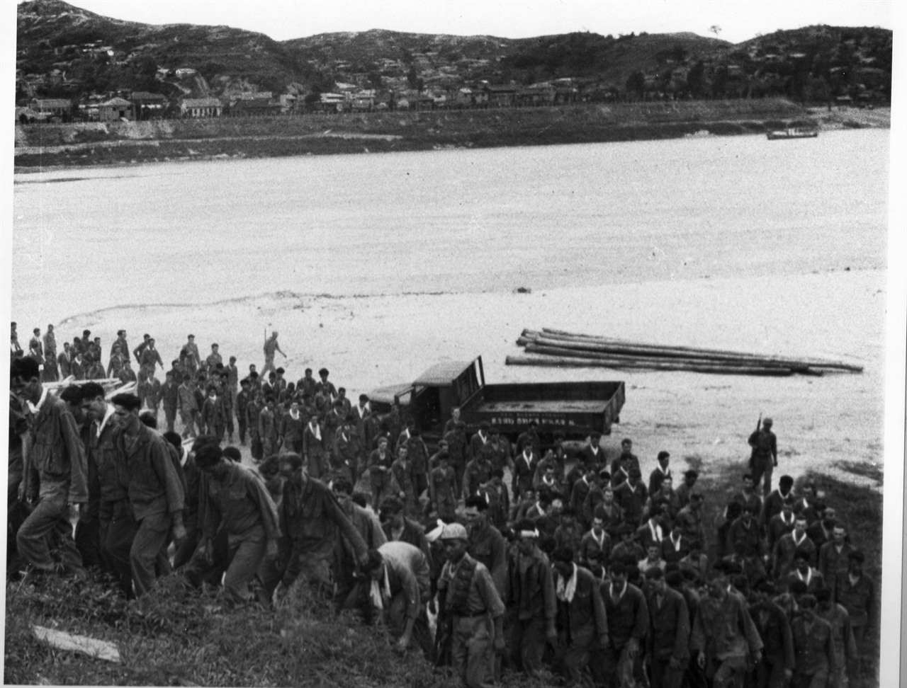 1950. 서울, 한강변에서 북한군에게 억류된 유엔군 포로들이 수용소로 끌려가고 있다.