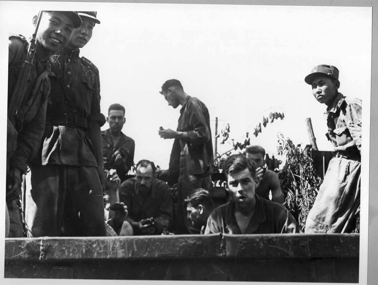 1950. 서울, 북한군에게 억류된 유엔군 포로들.